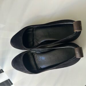 Louis Vuitton Suede flats